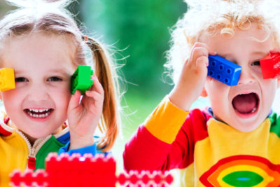 kids playing blocks